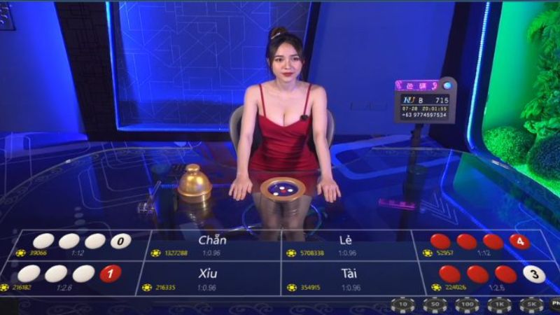 Dealer xóc đĩa cực sexy tại W88
